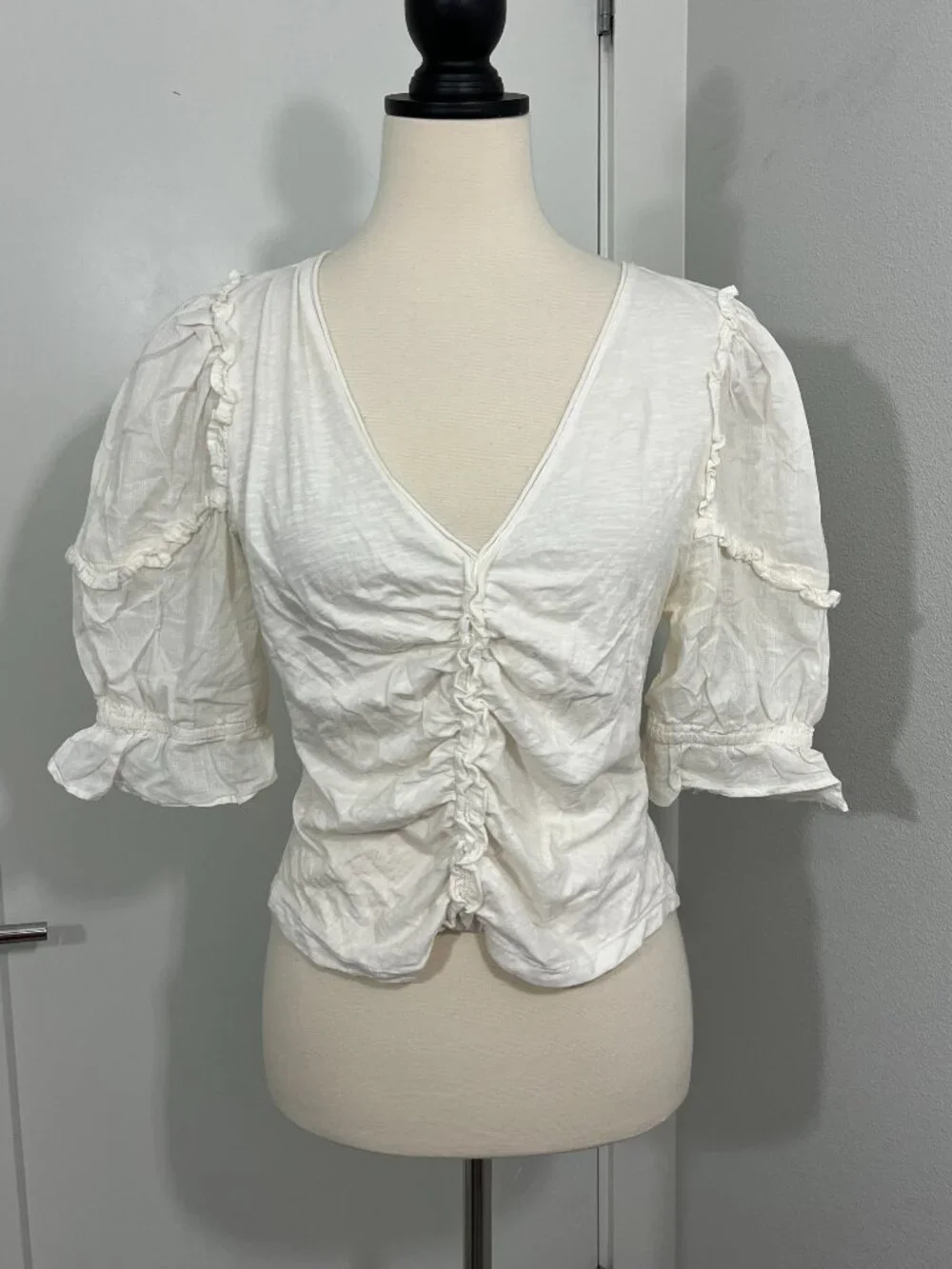 Anthropologie Medium Cream Ruffled Ruched Center V-Neck Blouse